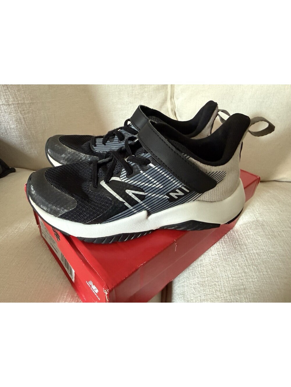 New Balance Rave Run v2 Kids Size 1.5 Wide Black White Sneakers Strap Shoes